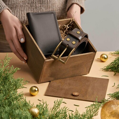 Подарок мужчине, набор мужской из натуральной кожи. Ремень и обложка для паспорта в подарочной коробке.