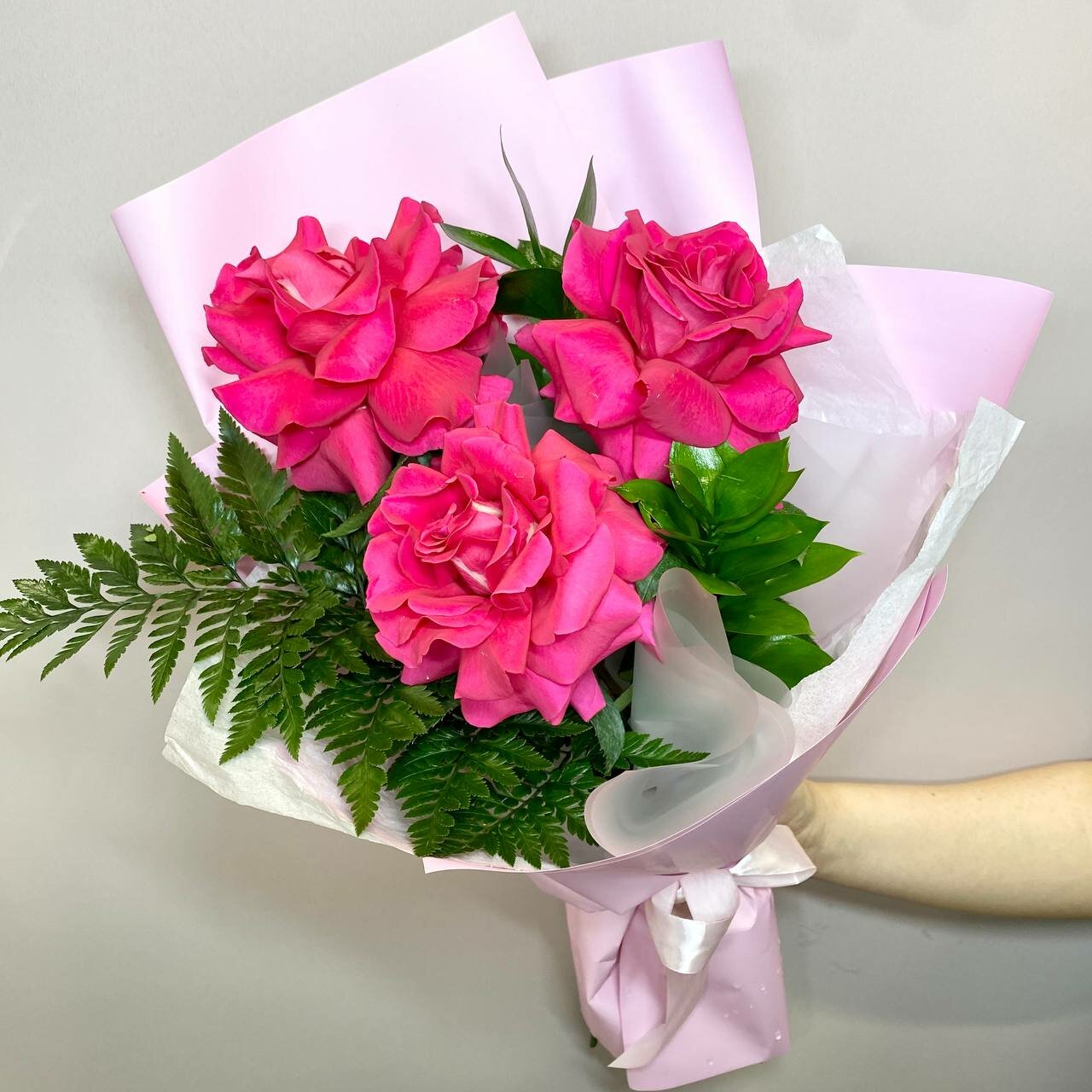 Букет малиновых роз