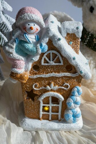 Изображение товара Новогоднее украшение для интерьера под елку статуэтка фигурка новогодняя снеговик и пряничный домик