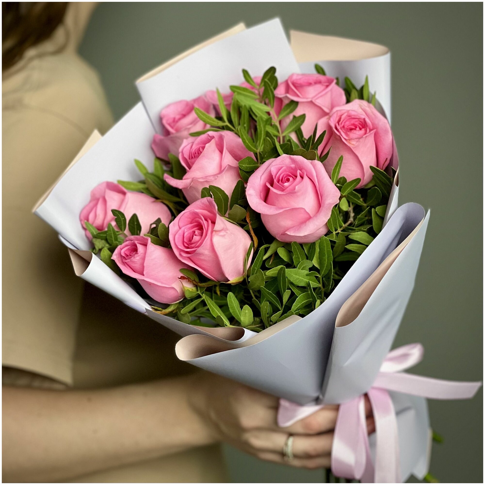 Букет из 9 розовых роз с зеленью с доставкой