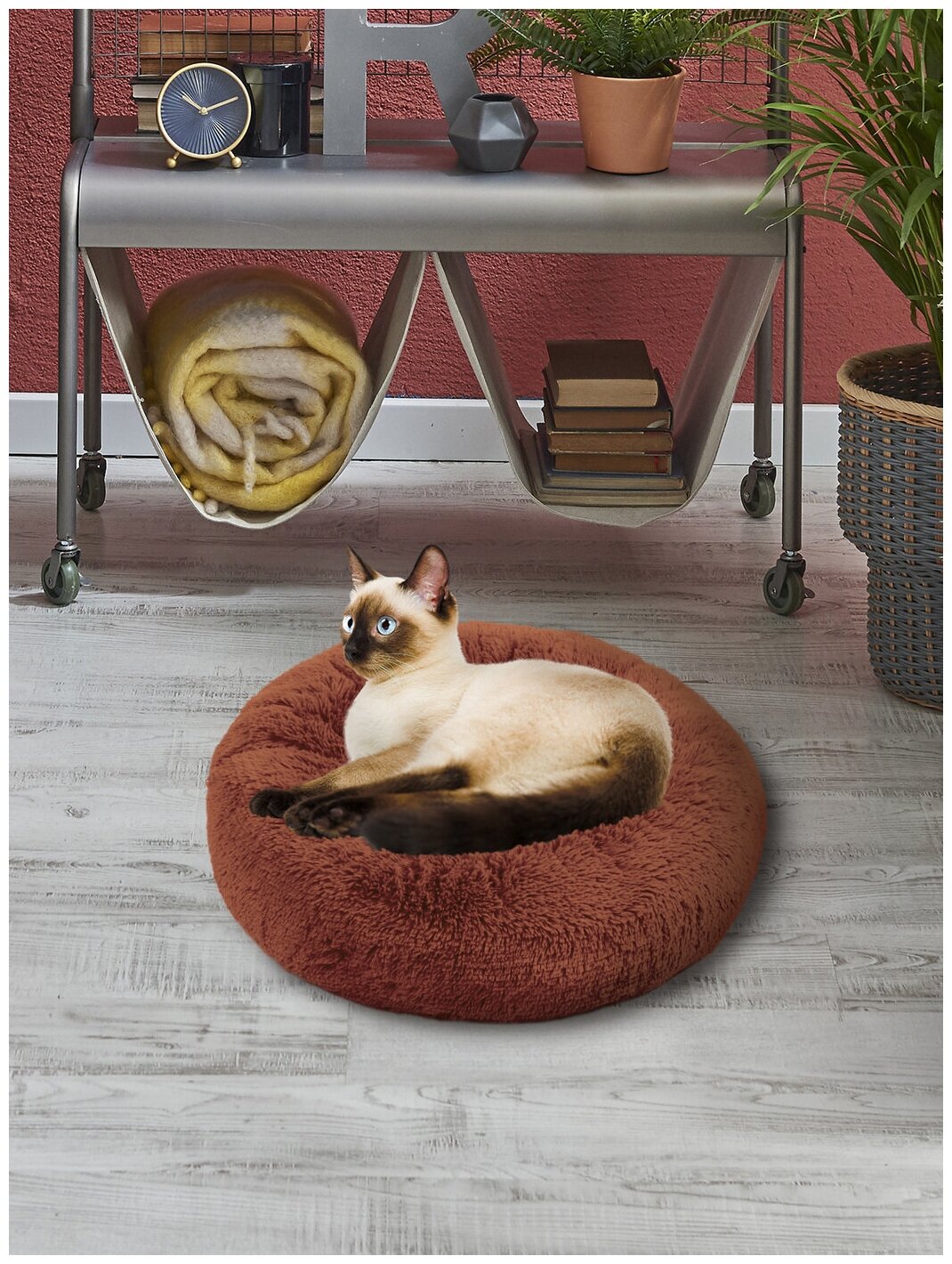 Пушистая лежанка d50 см +-5 см для средних кошек и собак цвет шоколадный артикул PNL60 - фотография № 1