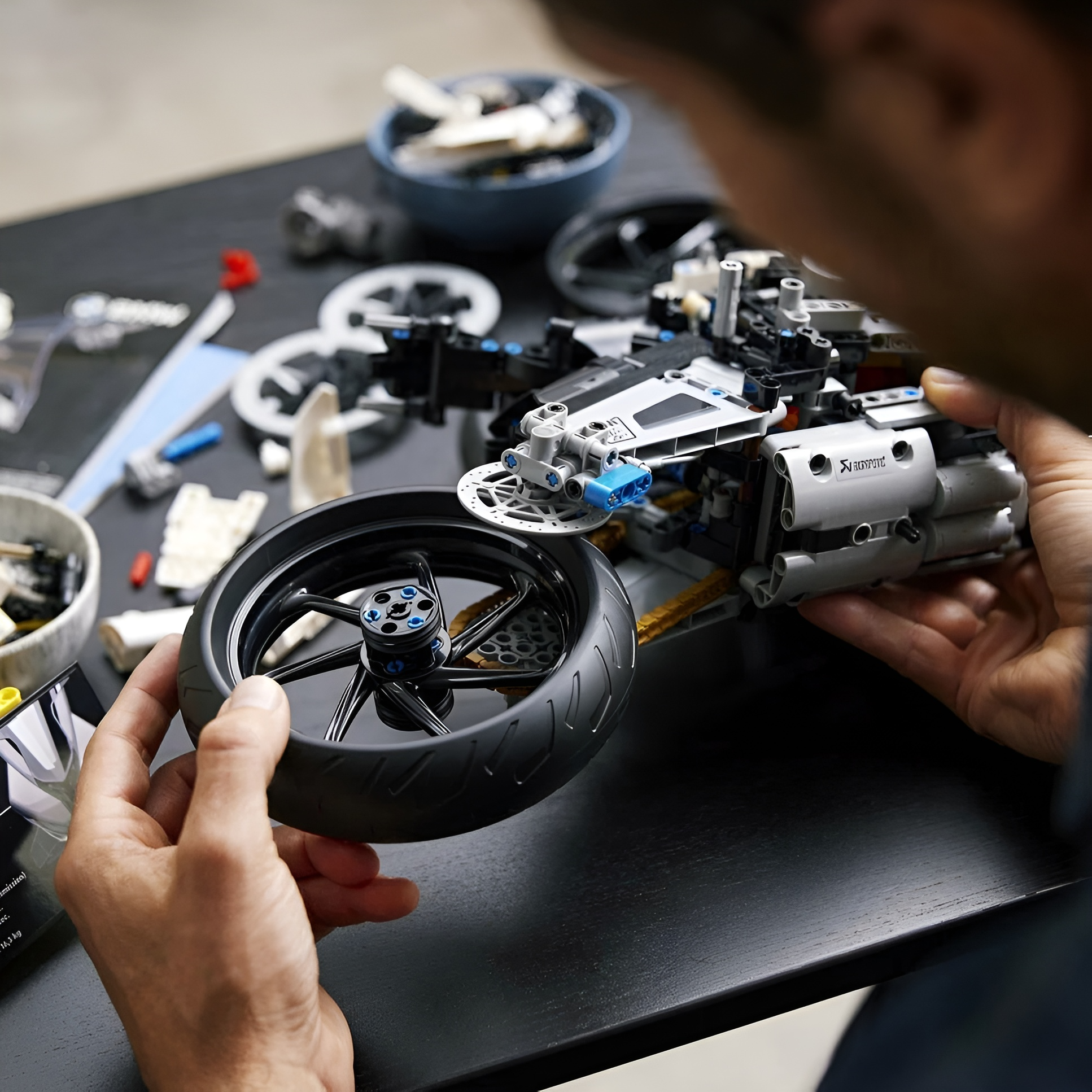 Конструктор Мотоцикл BMW M 1000 RR 1920 деталей, Развивающий конструктор для мальчиков — фото 1