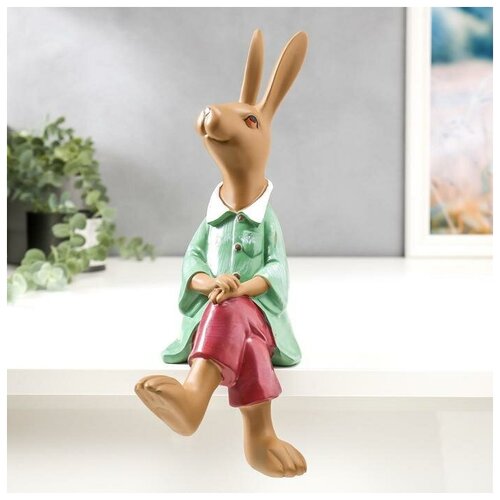 фото Сувенир полистоун "заяц в зелёной рубашке и бордовых штанах" 33х16х13 см 5181246 сима-ленд