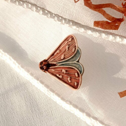 Брошь Fantasy белый голубой красный коричневый 850₽