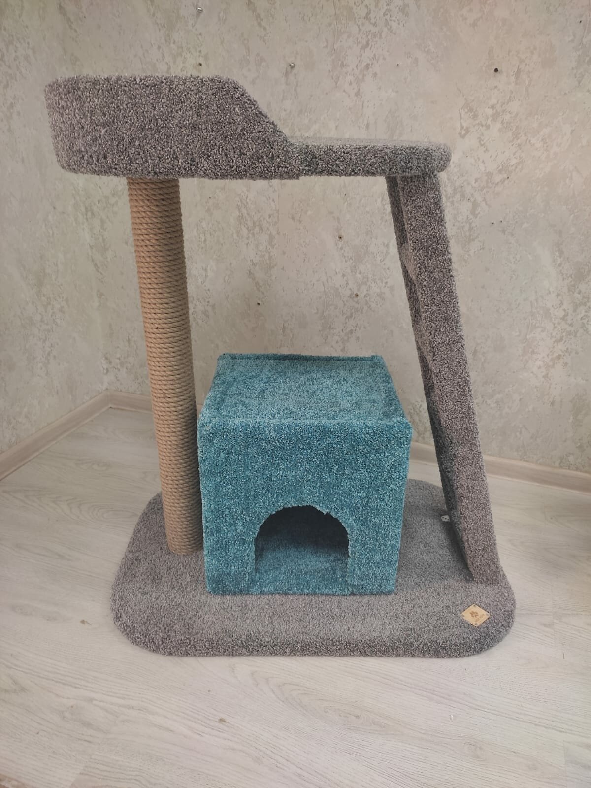 Лежанка для кошек с когтеточкой Моя Котя "Дом отдыха" темно-серый с аквамарином - фотография № 3