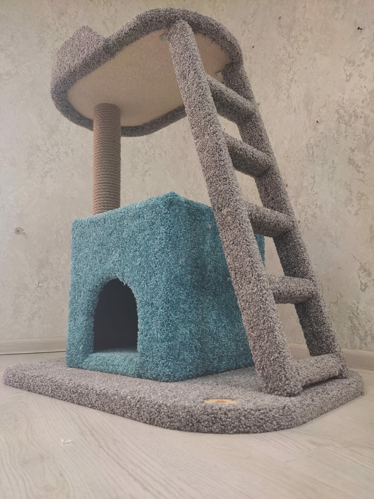 Лежанка для кошек с когтеточкой Моя Котя "Дом отдыха" темно-серый с аквамарином - фотография № 4