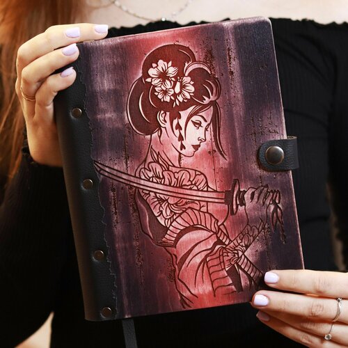 Блокнот А5 с Лакированной деревянной обложкой и в кожаном переплете (80 листов со сменными бумажными блоками)