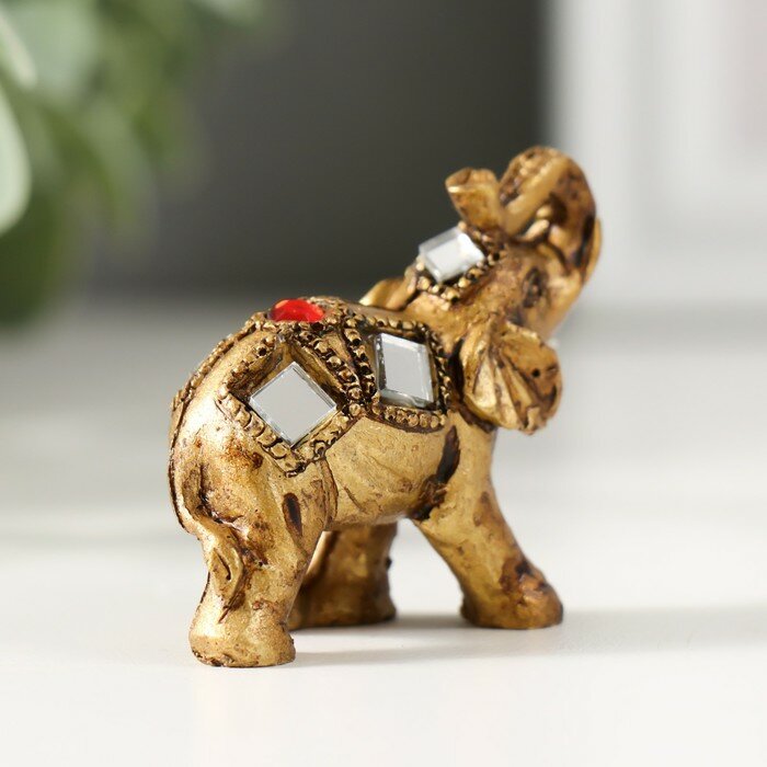 Сувенирная фигурка КНР "Маленький слон с зеркальной мозаикой и рубином на попоне", полистоун, 3,8х3,5х1,8 см