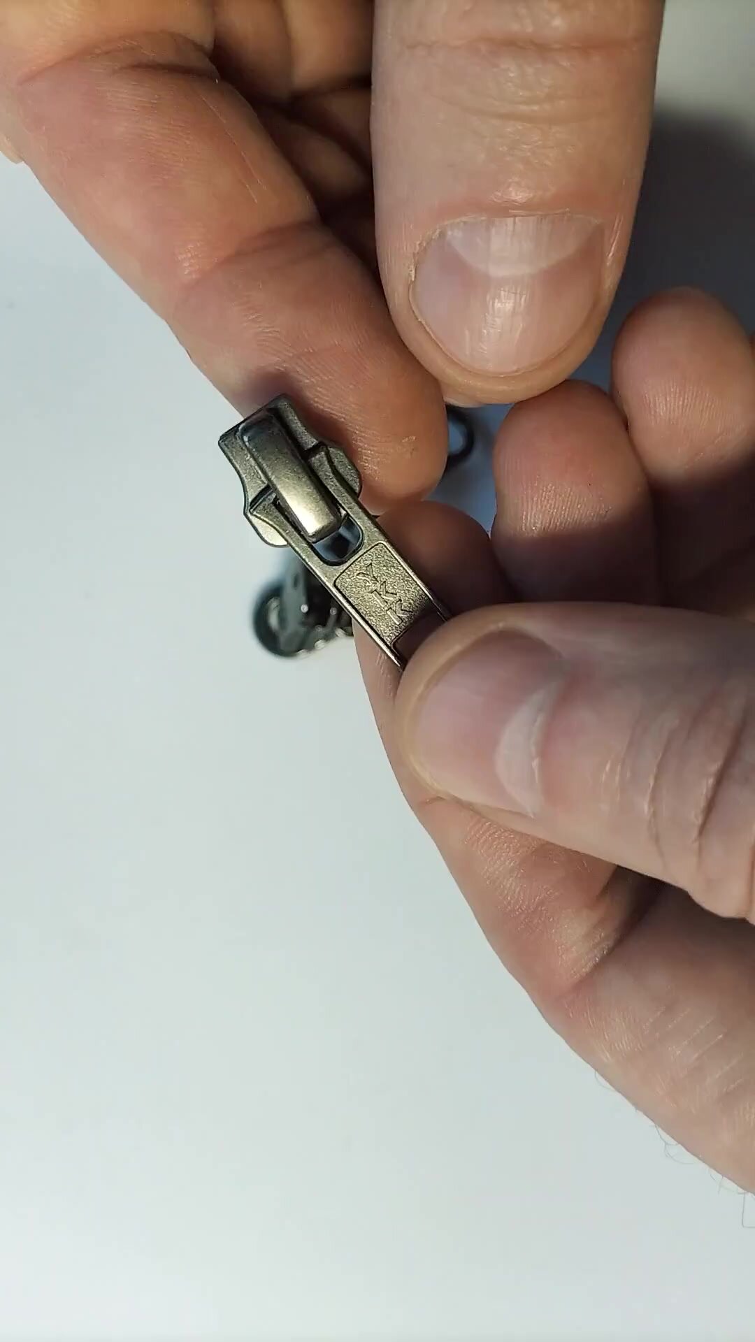 Бегунок YKK для металлической молнии. Тип 5. Для ремонта кожаных и джинсовых курток, пальто, плащей, пуховиков парок комбинезонов. Тактической и охотничьей одежды, рюкзаков сумок чемоданов и обуви — фото 1