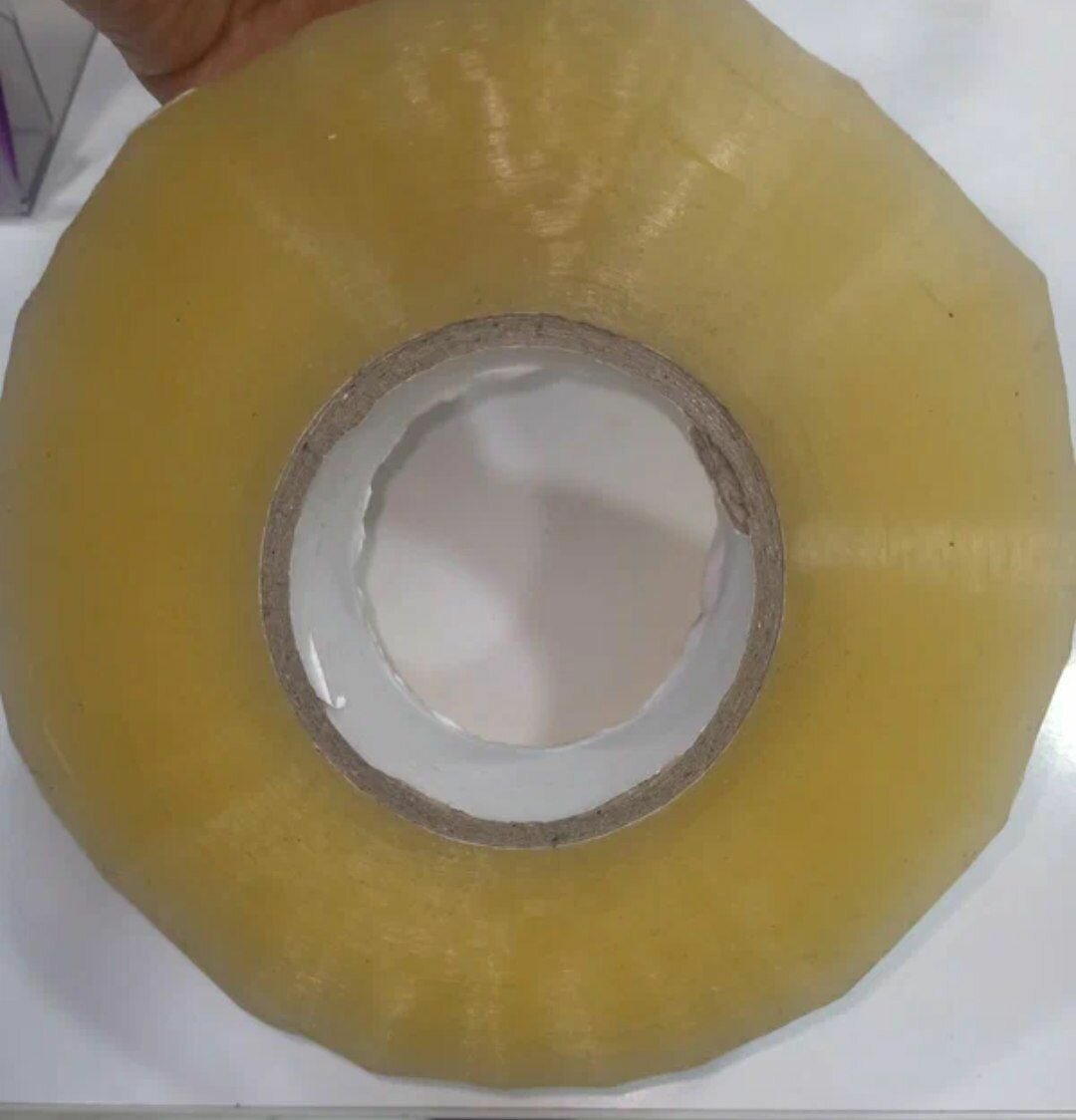 Клейкая лента, скотч. Эти скотчи водостойкие и подходят для использования как внутри, так и снаружи помещений.