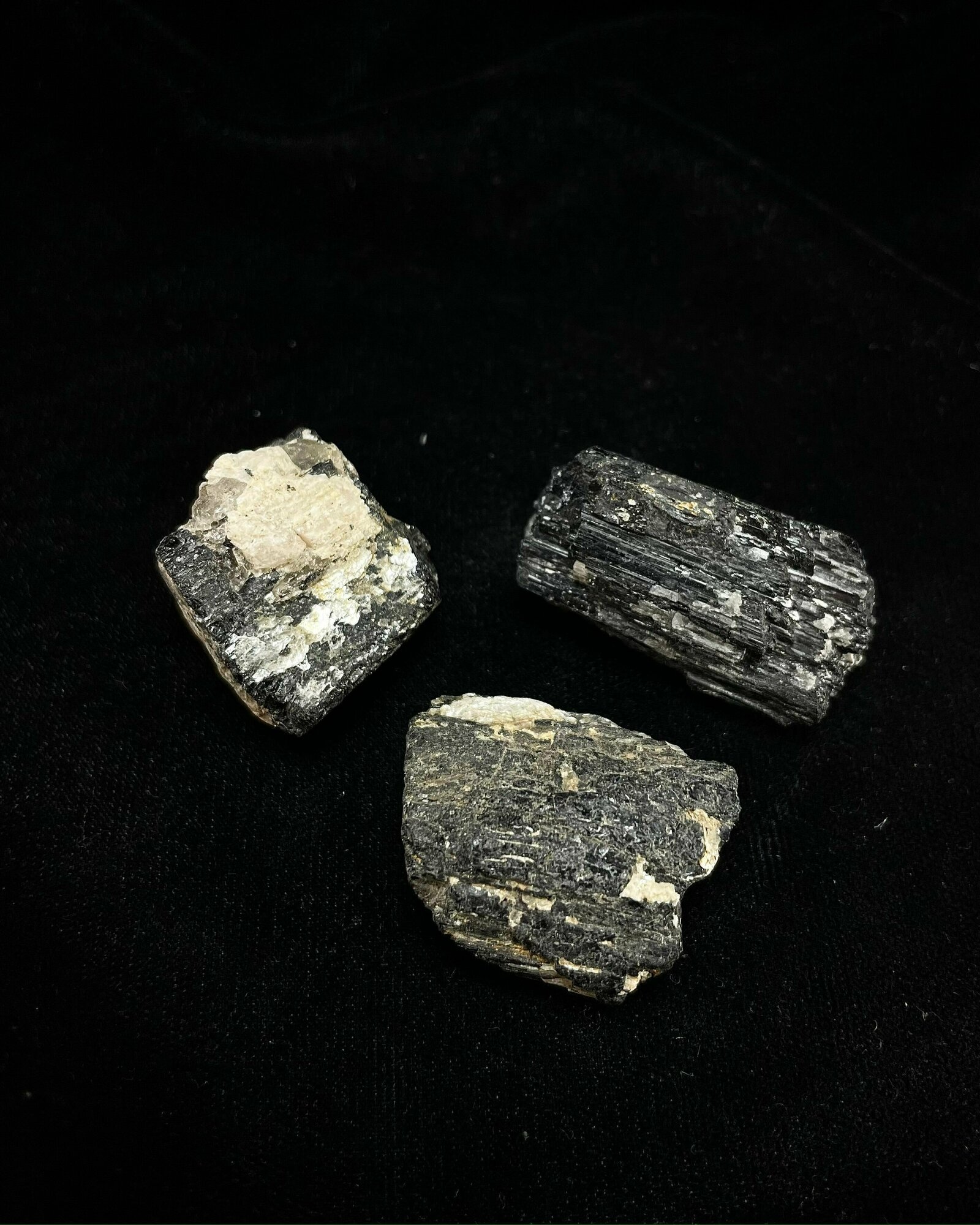 Оберег, амулет из натурального камня самоцвет Черный турмалин (Шерл), колотый, наполняет энергией, 1,5 см, 3 шт - фотография № 4
