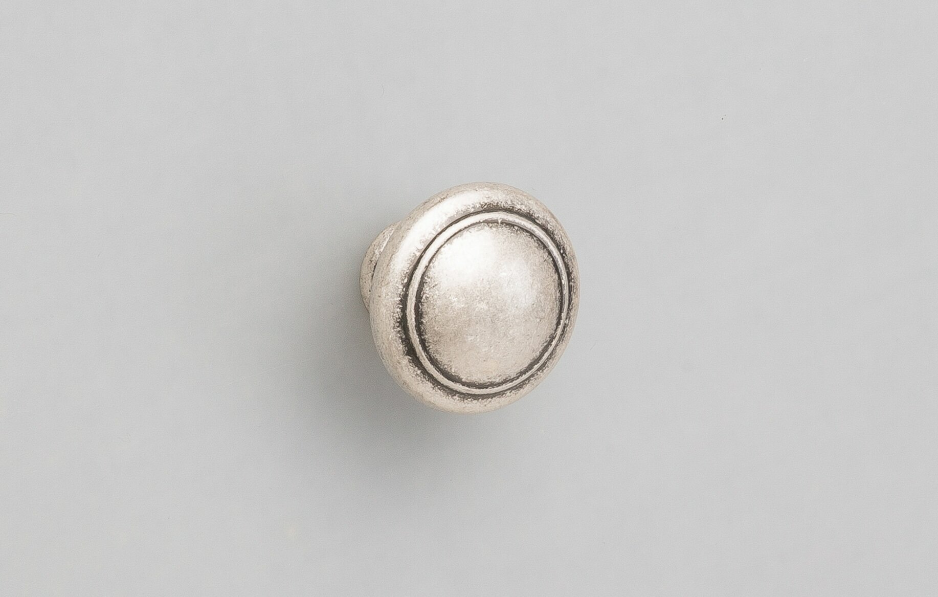 WPO2025 мебельная ручка-кнопка диаметр 30 мм состаренное серебро - фотография № 1