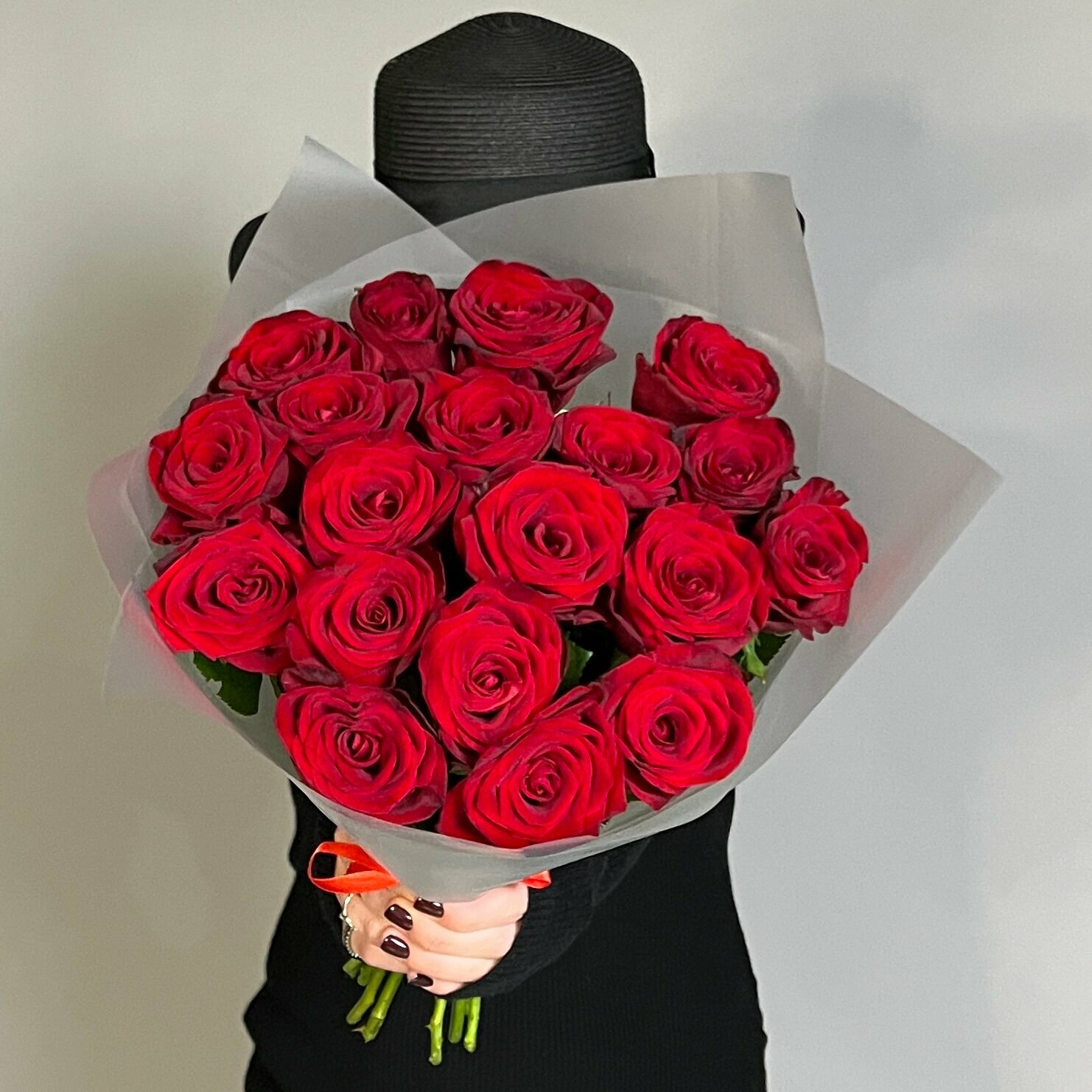 Монобукет живых цветов 19 красных роз 50см
