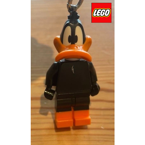 фото Брелок lego брелок лего looney tunes - лего даффи дак, черный