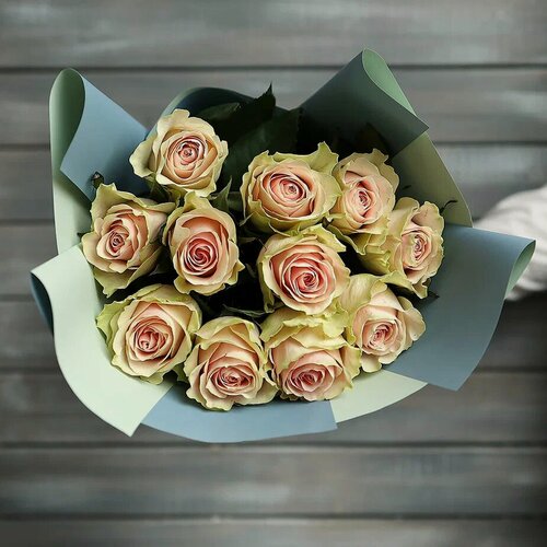 Изображение товара Букет живых цветов из 11 нежно-розовых роз в упаковке Эквадор 60 см