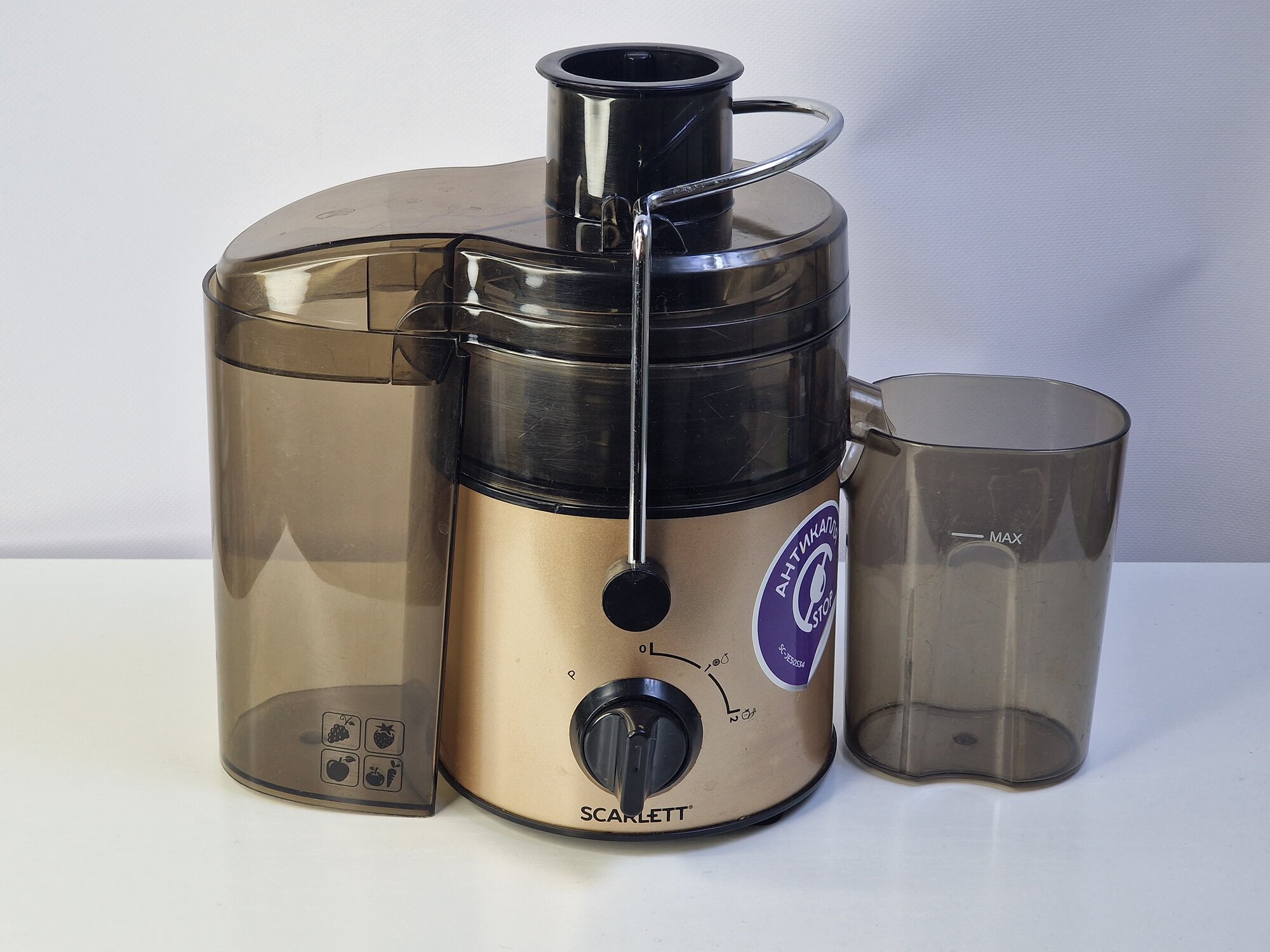 Соковыжималка центробежная Scarlett SC-JE50S34 золотистый ._357879