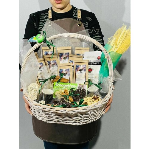 фото Элитный кофе, швейцарский шоколад и сладкие снеки / подарочный набор в корзине шарик люкс
