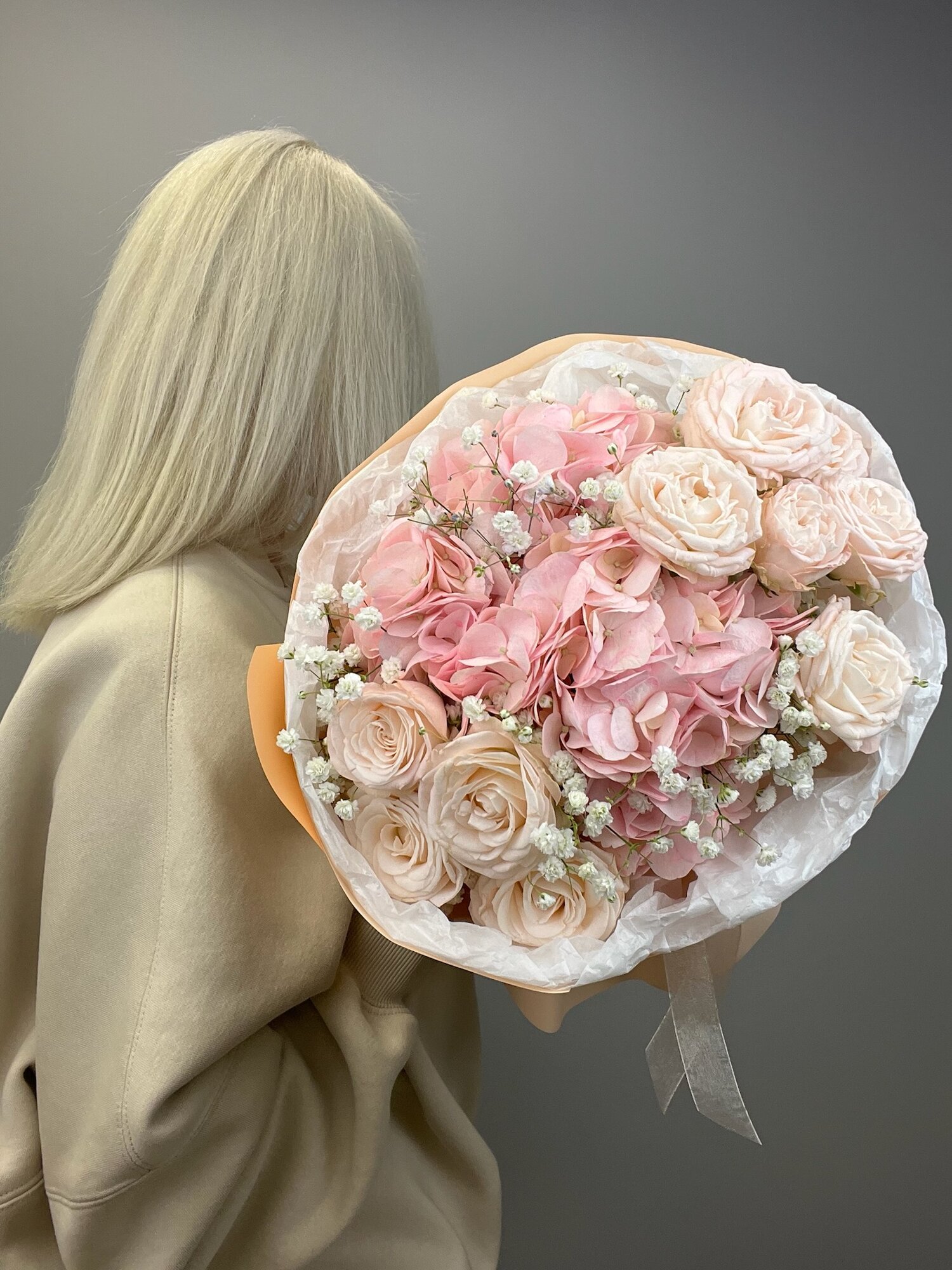 Букет нежный с розовой гортензией гипсофилой и кустовой розой высотой 40 см