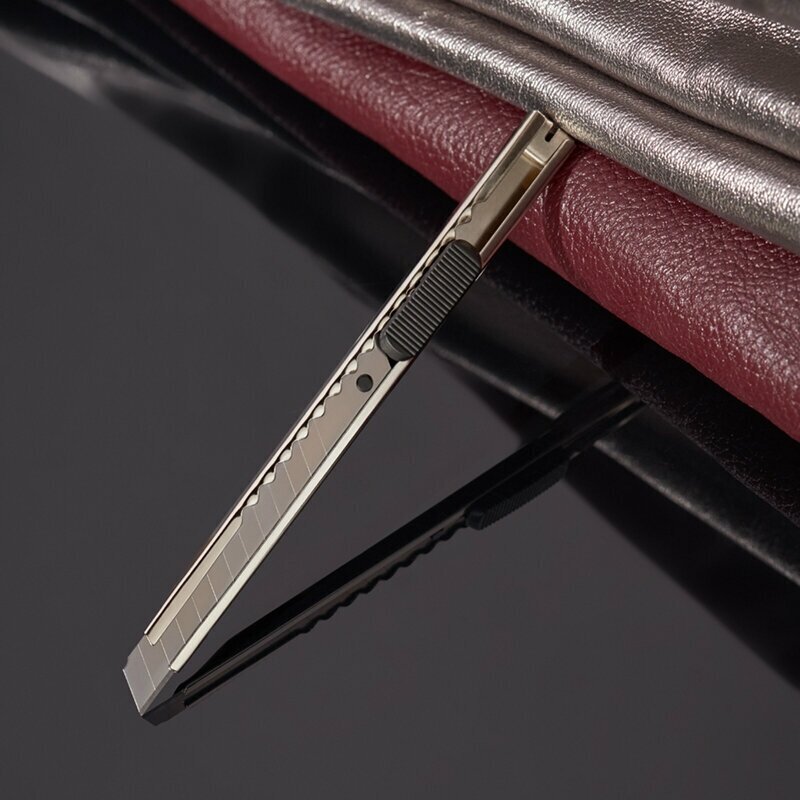 Нож с сегментированным лезвием, металлическим корпусом и клипсой