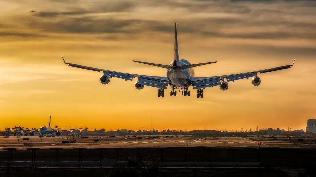 Картина на холсте 60x110 LinxOne "British Airways Harbor" интерьерная для дома / на стену / на кухню / с подрамником