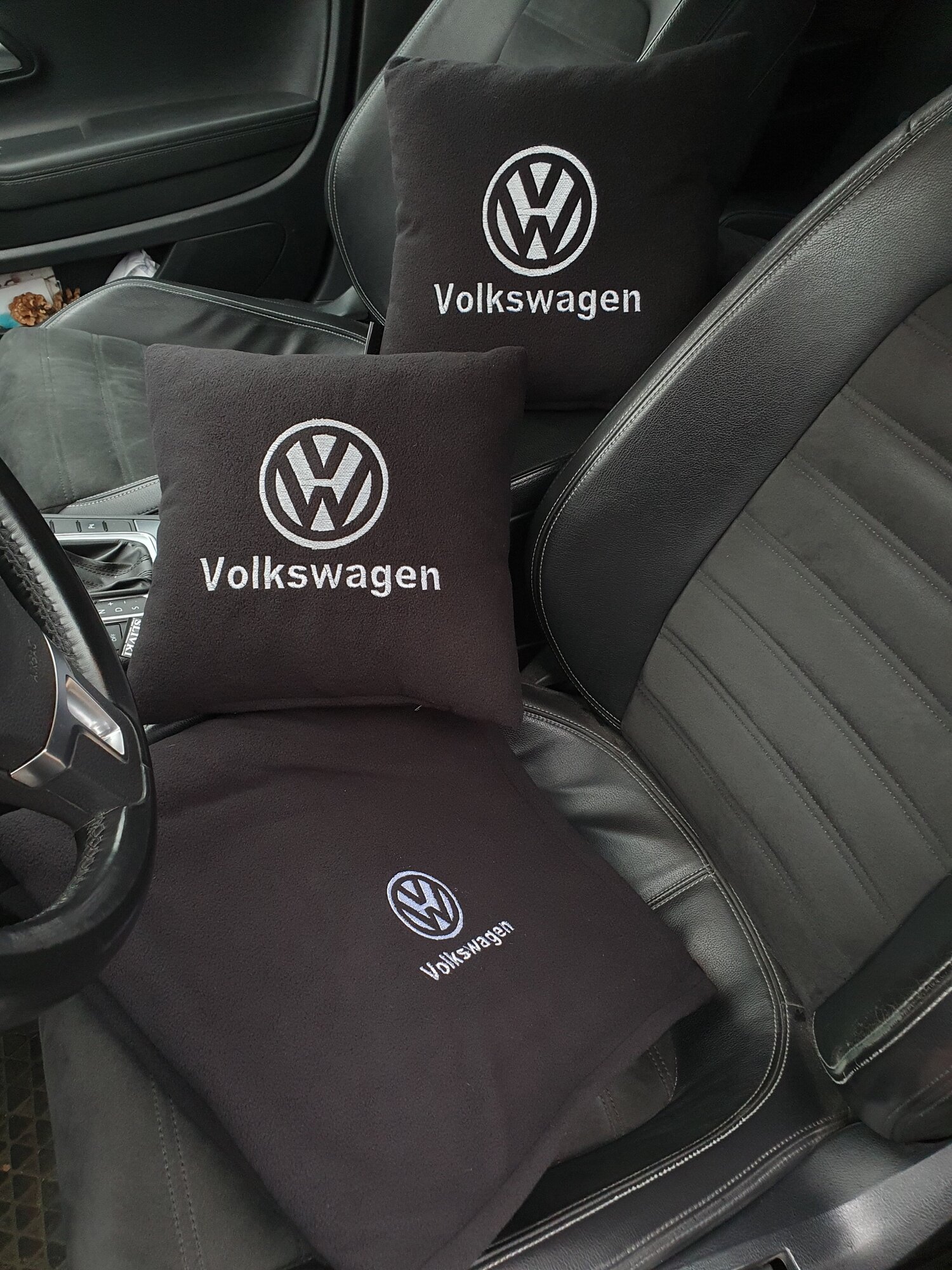Подарочный автомобильный набор: 2 подушки 30х30см и плед 150х180 см в машину с вышивкой логотипа Volkswagen, цвет черный - фотография № 3