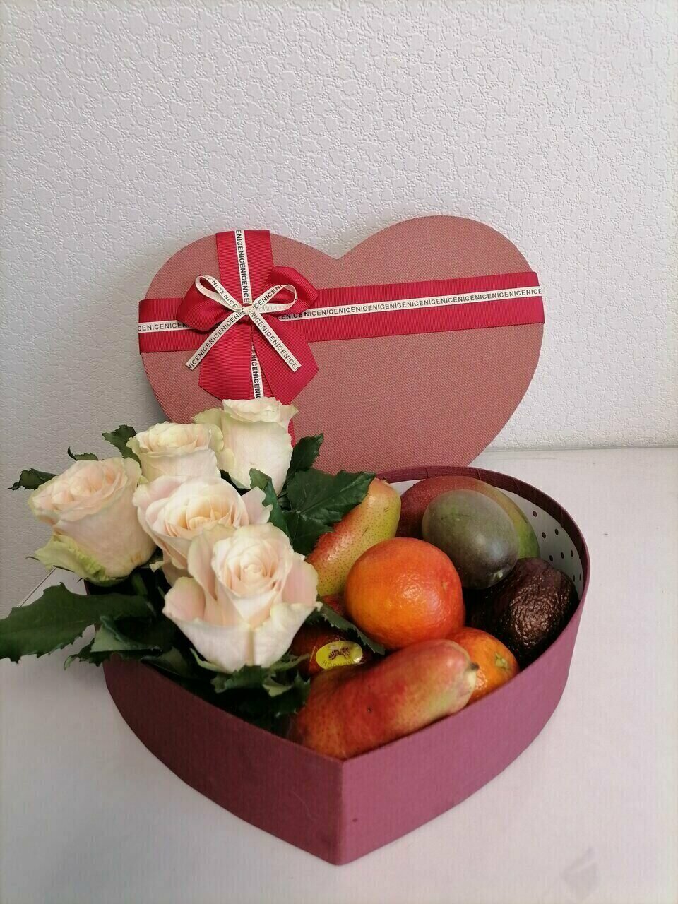 Подарочный набор цветы с фруктами, в коробке сердце