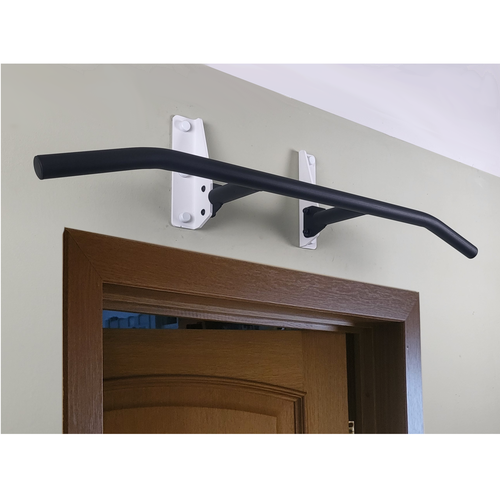 Турник наддверный IronWall PRO модель D1 4-00 c чёрной перекладиной для трех хватов и белыми кронштейнами крепления к стене.