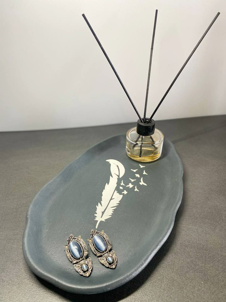 фото Поднос в стиле минимализм — простой и лаконичный дизайн с гладкими поверхностями и нейтральными цветами. Такой поднос будет хорошо смотреться в современном интерьере.