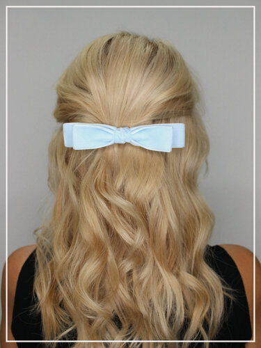 Изображение товара Заколка для волос. Голубой бант для волос на заколке ручной работы из бархатной ленты.