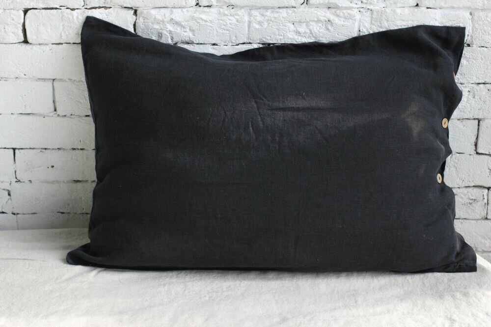 50х70 Наволочка мягкая из льняной ткани чёрного цвета "Black" - наволочка на пуговицах льняная черная