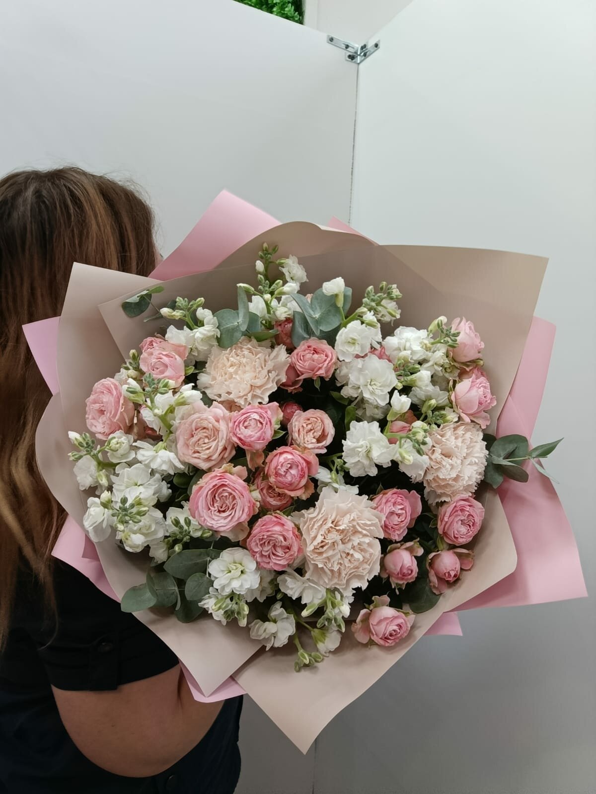 Букет сборный маттиола ' диантус ' роза пионовидная кустовая круглый в упаковке