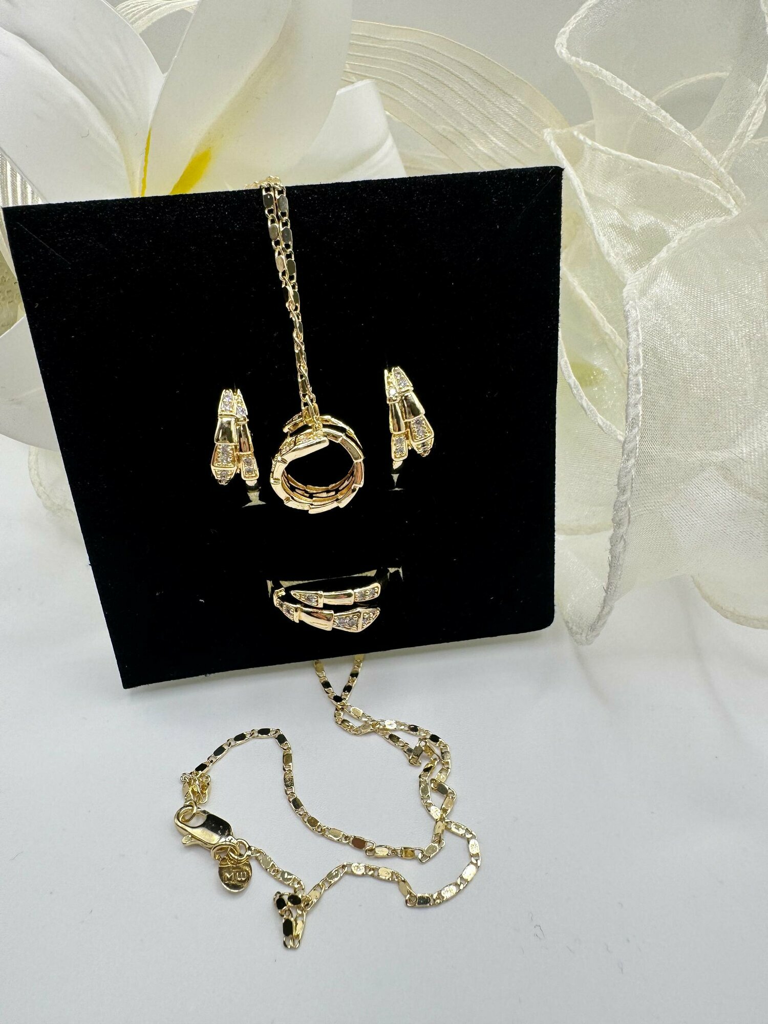 Комплект бижутерии: кольцо, серьги, цепь, колье, фианит