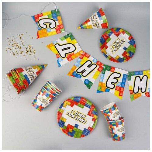 фото Набор бумажной посуды "с днем рождения, кубики", 6 тарелок, 6 стаканов, 6 колпаков, 1 гирлян страна карнавалия