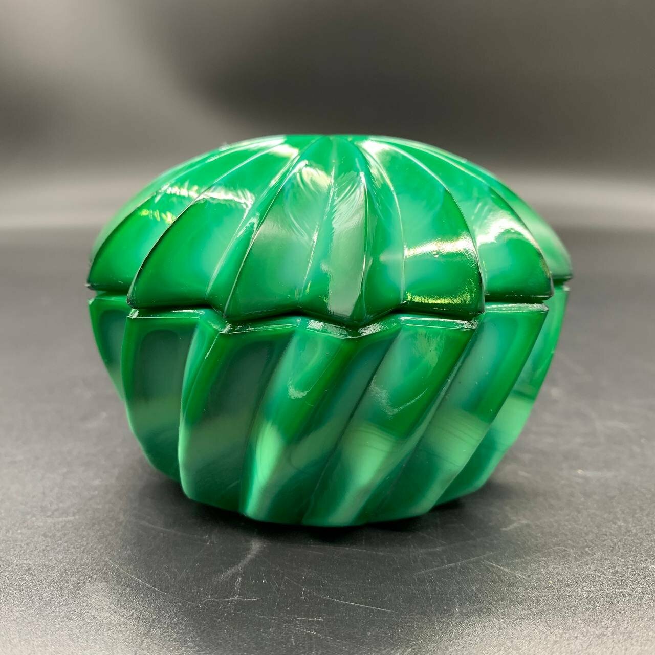 фото Шкатулка с рельефным декором, малахитовое стекло, Чехословакия, 1950-1980 гг.