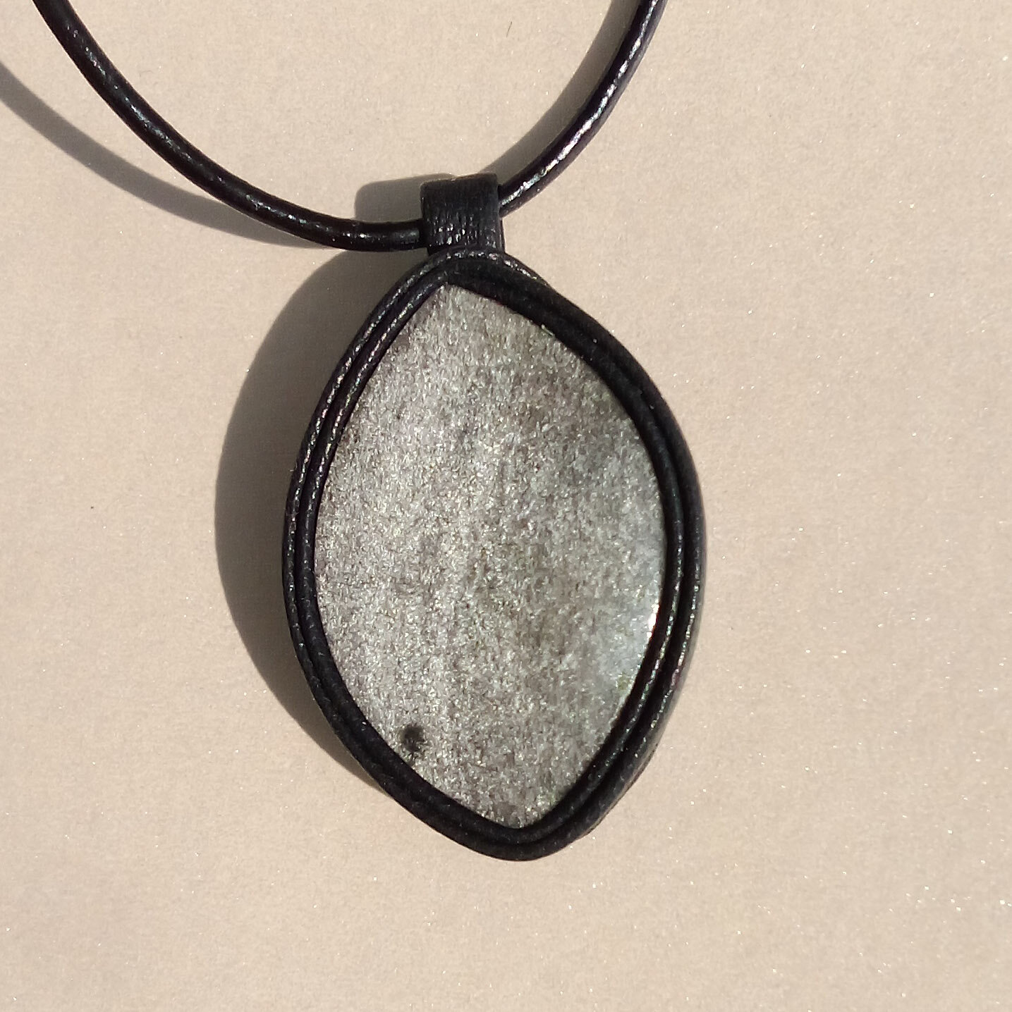 Кулон с натуральным камнем обсидианом серый серебристый черный
