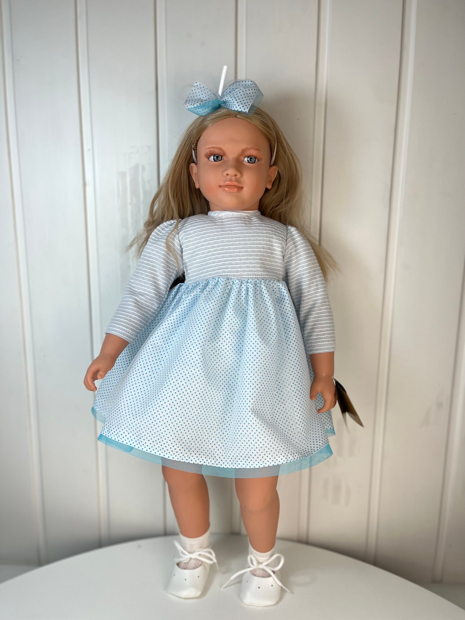 Коллекционная кукла Lamagik "Ширли" (блондинка), в серо-белом платье в горох, 62 см, арт. B9004