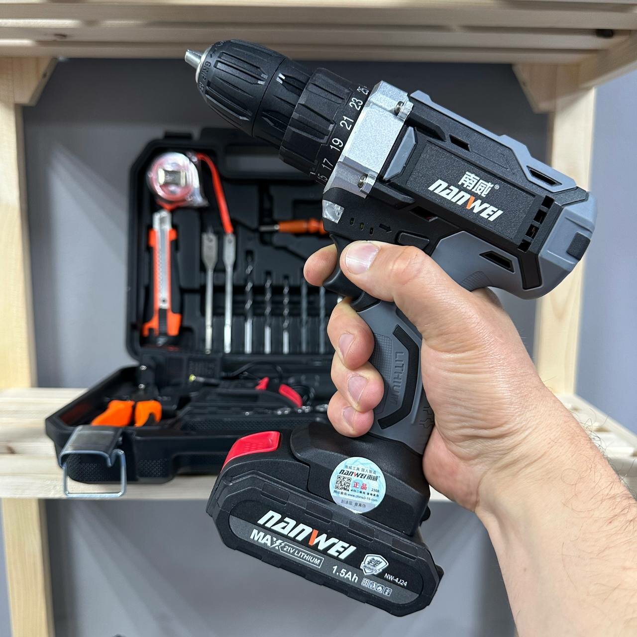 фото Шуруповерт аккумуляторный Nanwei 21 V с двумя батареями и набором бит в кейсе / Дрель -шуруповерт
