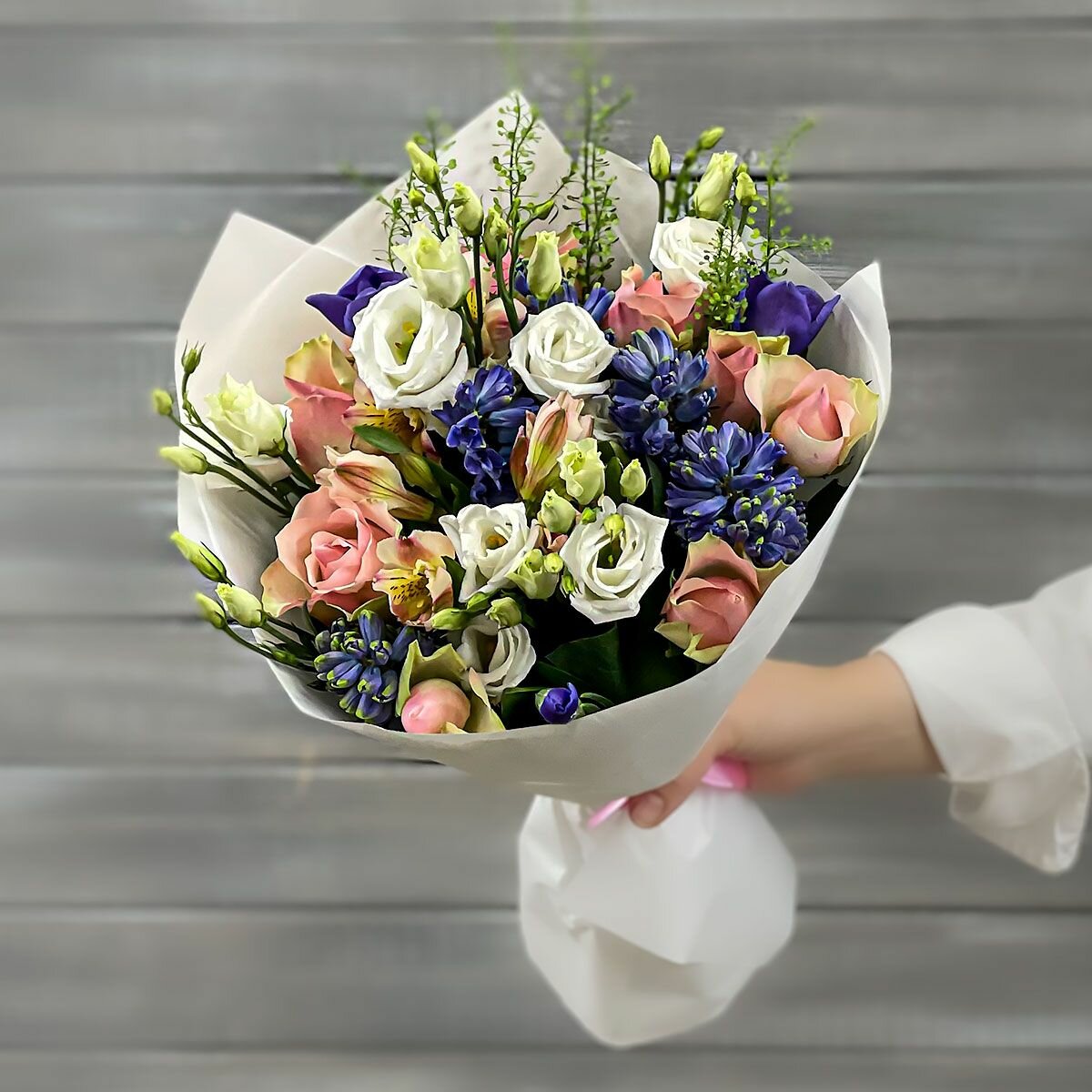 Букет Букет Маркет сборный из роз гиацинтов эустом оберточная бумага S