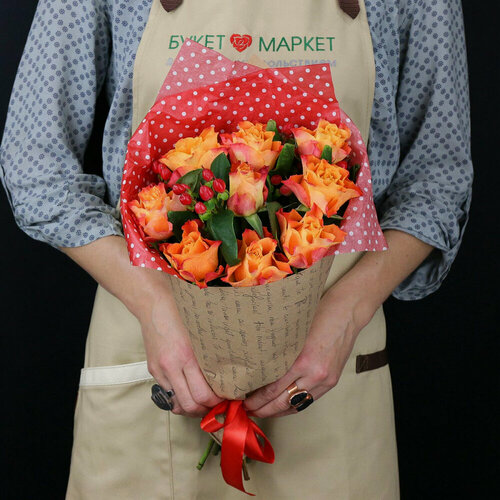 Изображение товара Букет с розами гиперикумом 40см