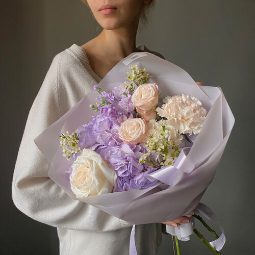 Изображение товара Нежный букет с гортензией и пионовидной розой в авторском оформлении