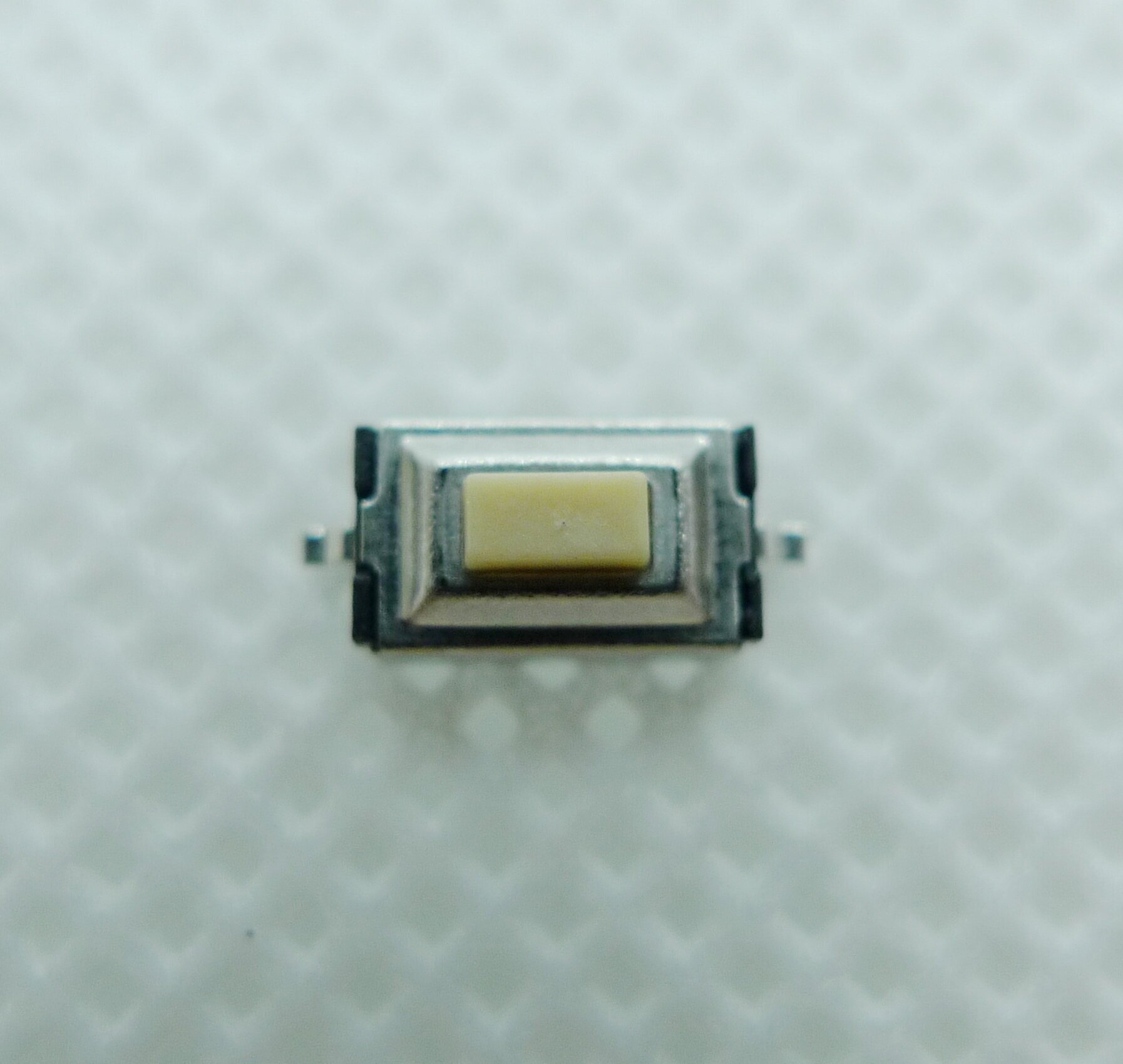 Кнопка для брелка сигнализации 3*6*2,5 мм (бежевый)