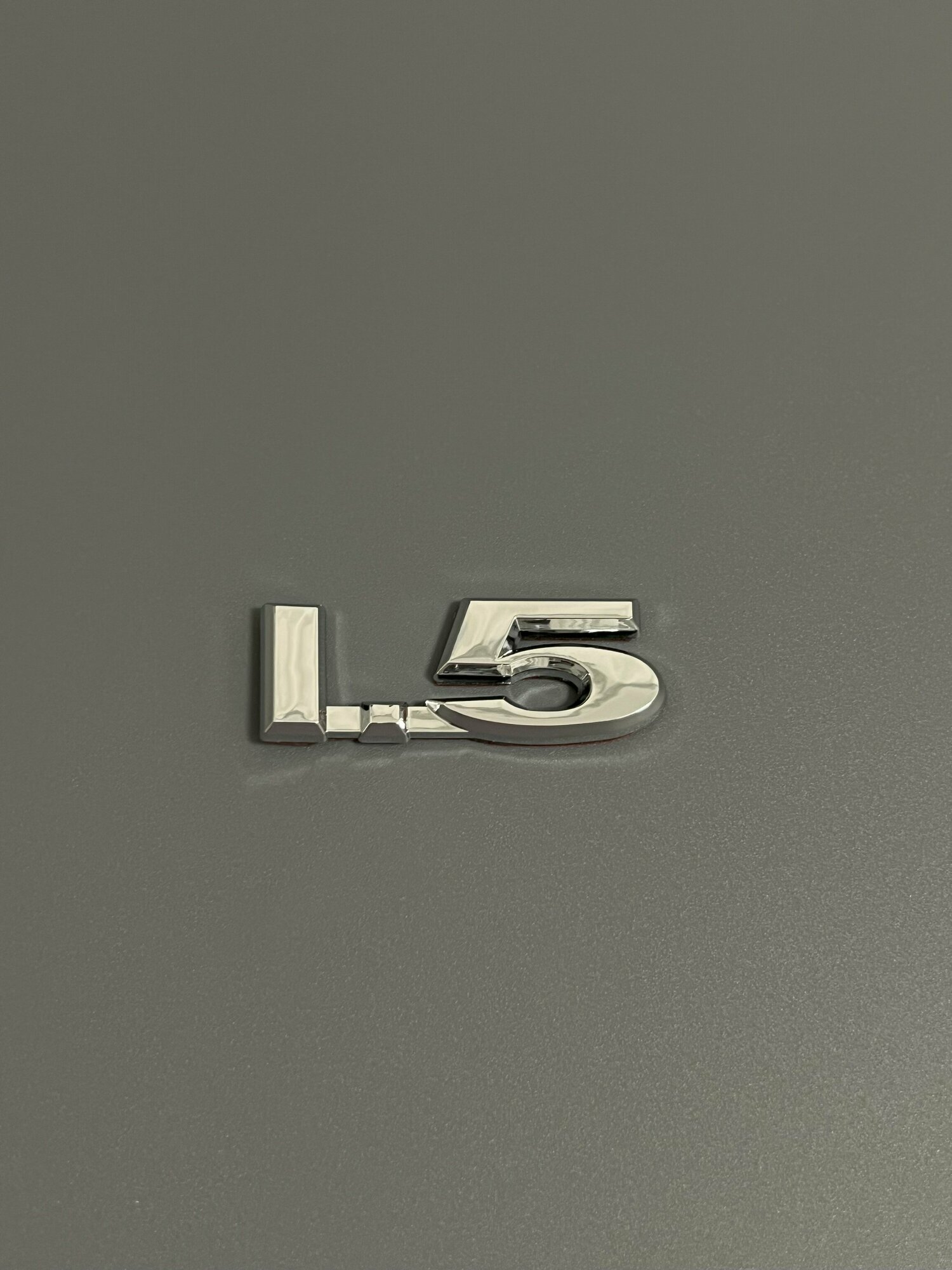 Шильдик 1.6 на багажник автомобиля