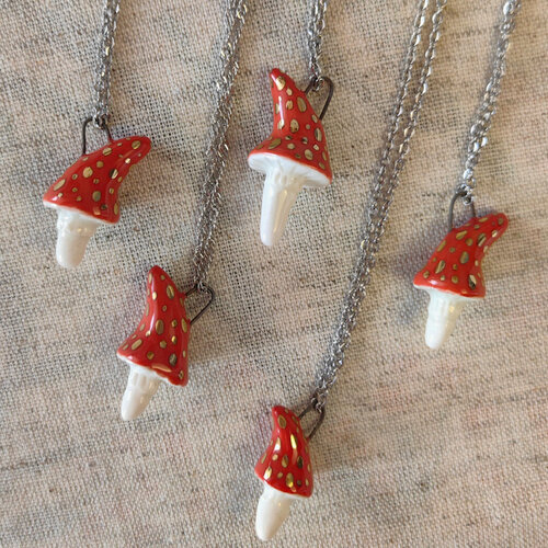 Колье, красный