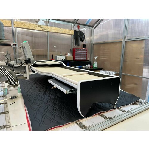 Стол-полка с подстаканником на торпеду для грузового автомобиля VOLVO FHFM -до 2002 Черная экокожа Черные соты 7749₽