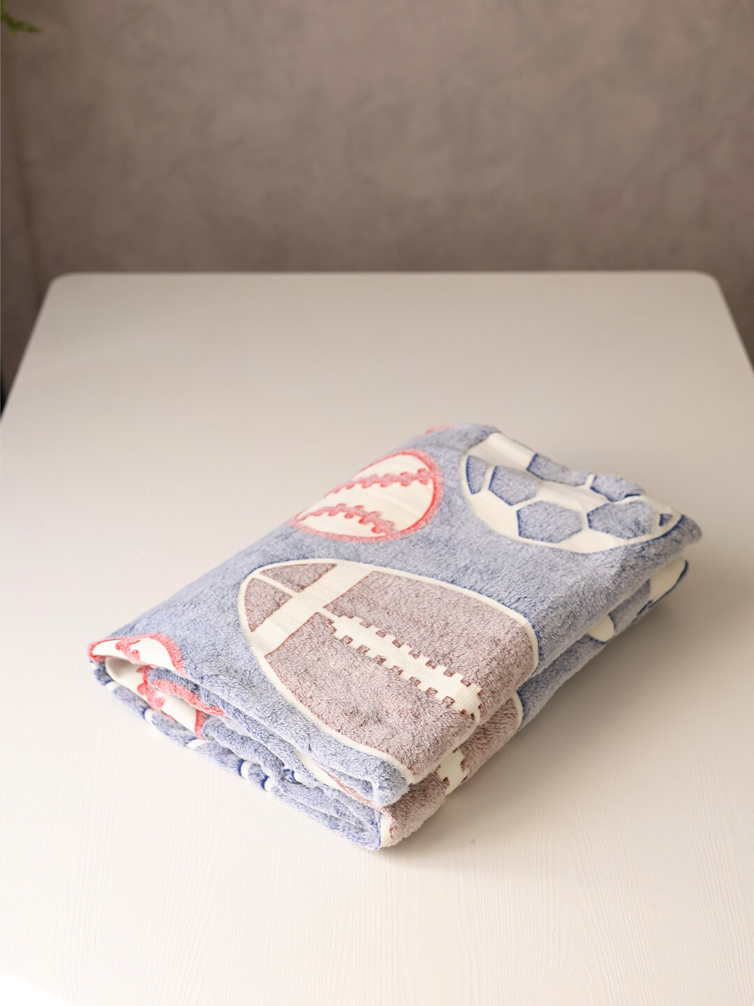 Светящийся плед в темноте, мягкий, велсофт, рисунок мяч регби — фото 1