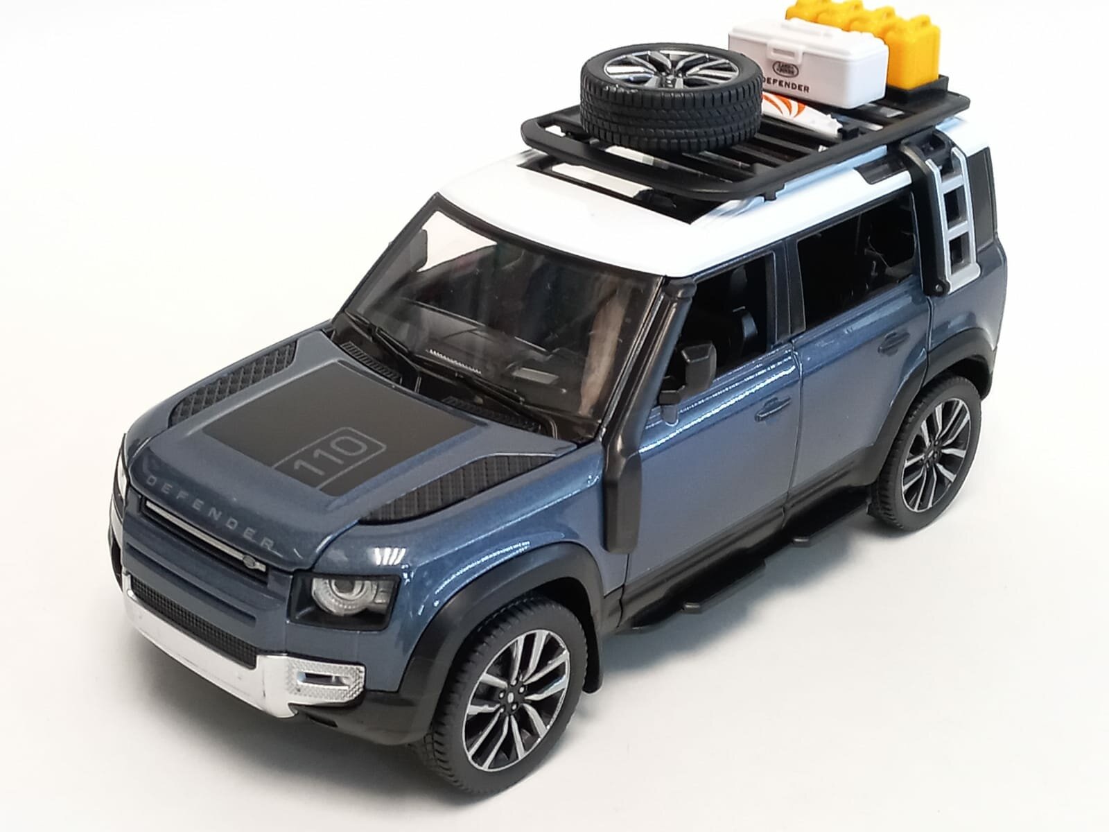 Машинка Land Rover Defender металлическая с клаксоном 1:24, свет, звук, цвет синий
