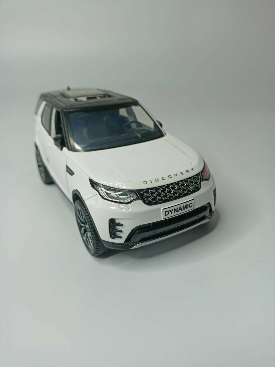 Коллекционная машинка игрушка металлическая Land Rover Discovery для мальчиков масштабная модель 1:24 белый