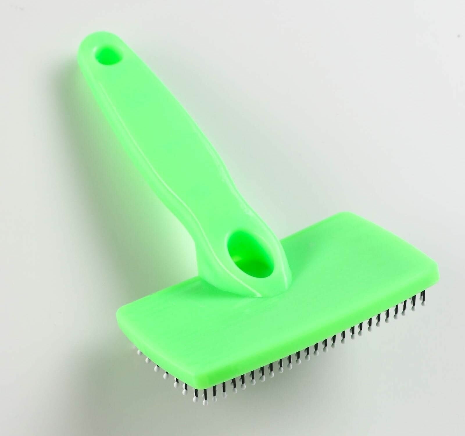 Пуходерка пластиковая мягкая с закругленными зубьями, средняя, 9 х 15,5 см, зелёная - фотография № 7