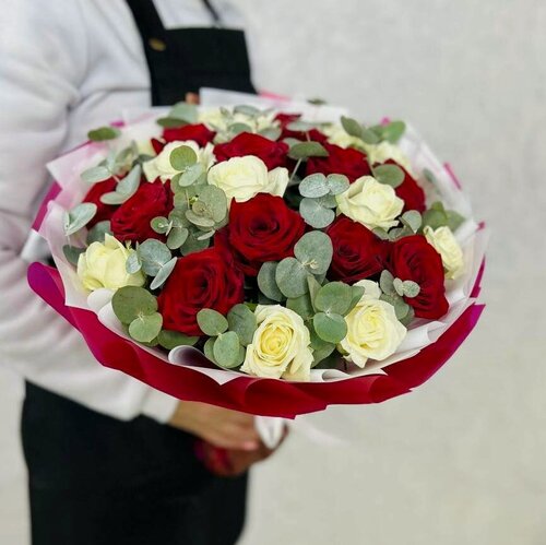 Изображение товара Монобукет "Rybe-Flowers", 25 красных и белых роз, ветви эвкалипта, сборка на стеблях, 40см