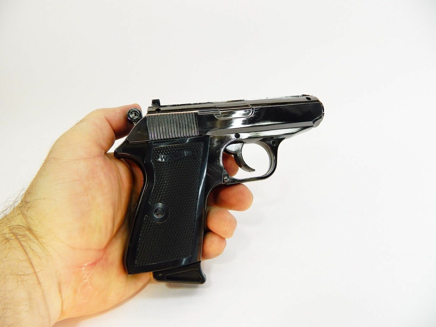 Зажигалка в виде пистолета Walther PPK/S - фотография № 2